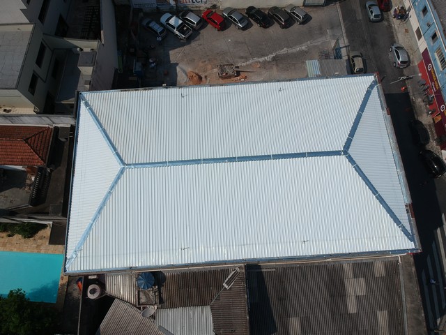 Conserto de telhado industrial